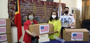 Embaixada EUA Oferese Maskara Reutilizáveis Produsaun Timoroan nian ba Labarik Rihun Resin Seguru fila ba Eskola